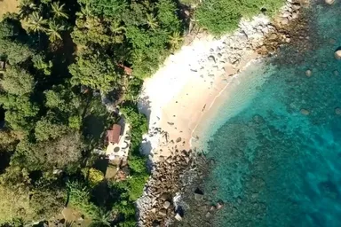 Plage cachée pour la plongée avec tuba